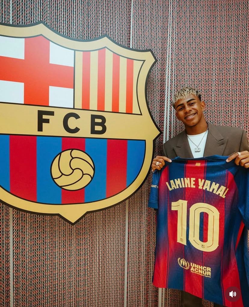 Lamine Yamal resmi perpanjang kontrak hingga 2031 bersama Barcelona. Wonderkid Spanyol ini juga kini mengenakan nomor punggung 10, warisan dari para legenda Blaugrana.