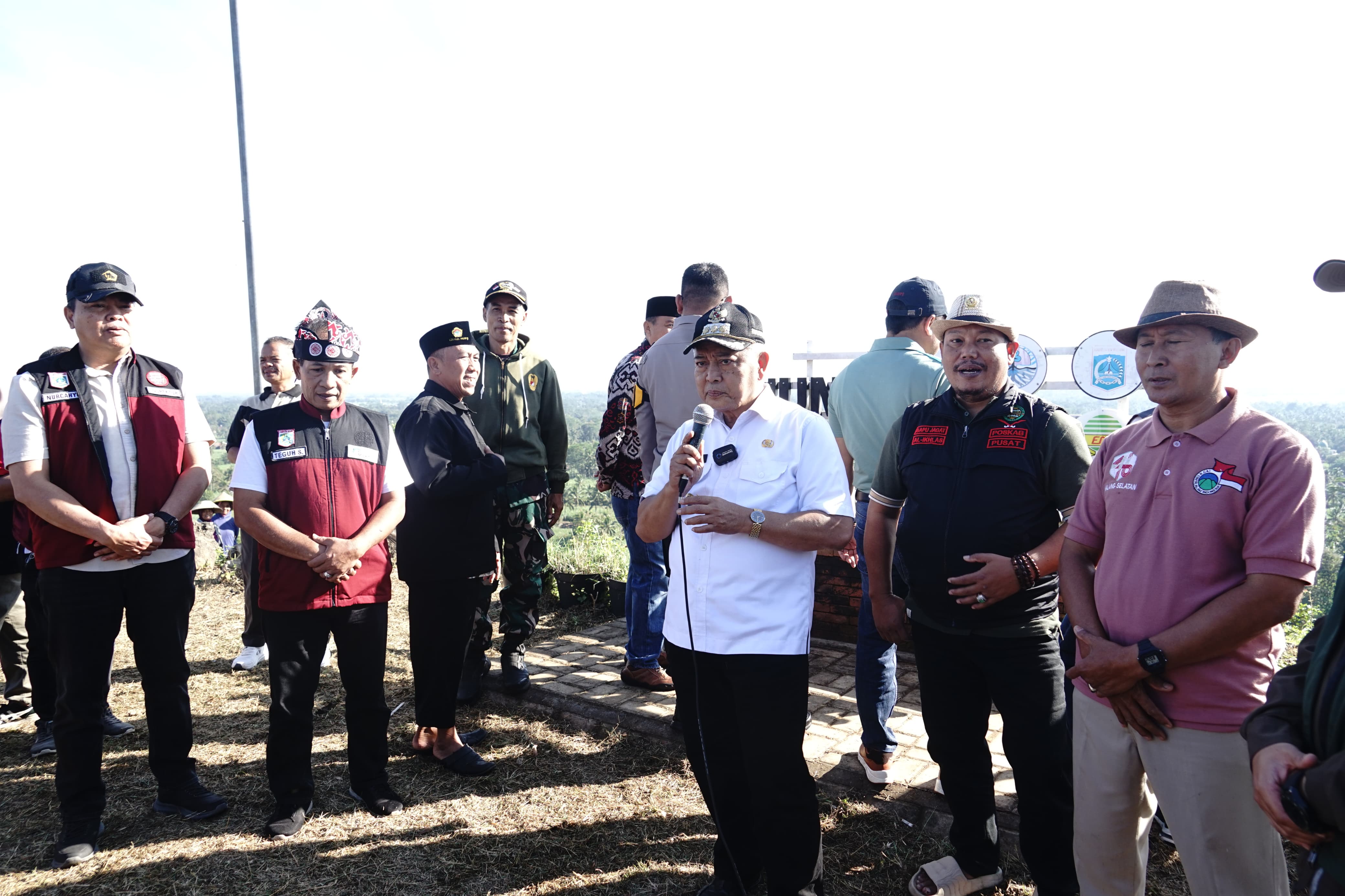 SEMANGAT: Bupati Malang Drs H M Sanusi, M.M, kembali melaksanakan kegiatan Sambang Desa &ldquo;Gotong Royong Bangun Desa&rdquo; (Samdesgotro) di wilayah Kecamatan Gedangan, Kabupaten Malang.