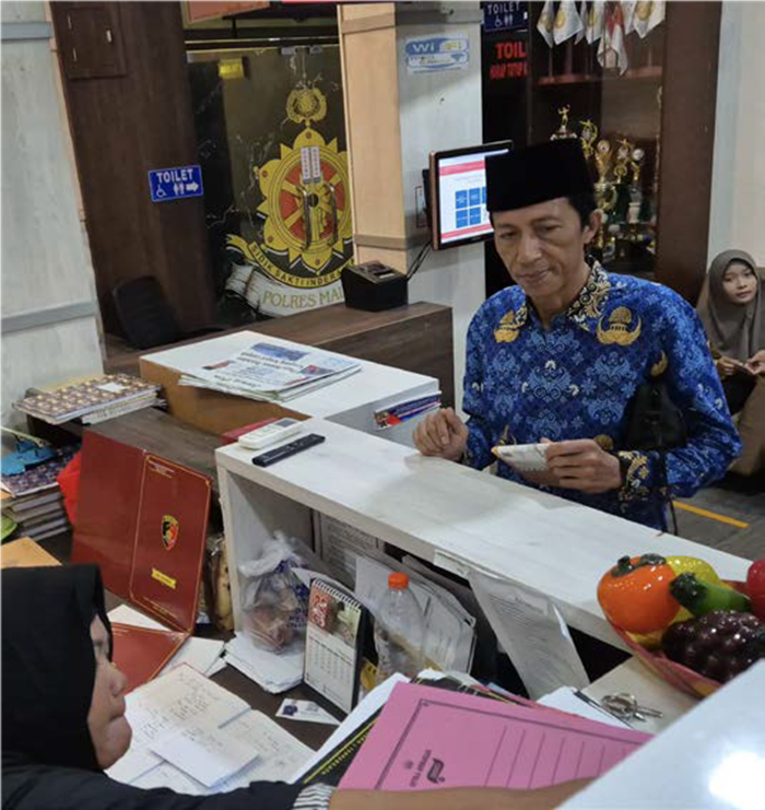 SIAP BERI KETERANGAN: Kepala Desa Simojayan M. Kholili melaporkan kedatangannya ke Satreskrim Polres Malang untuk memenuhi undangan pemeriksaan oleh KPK, kemarin (17/7).