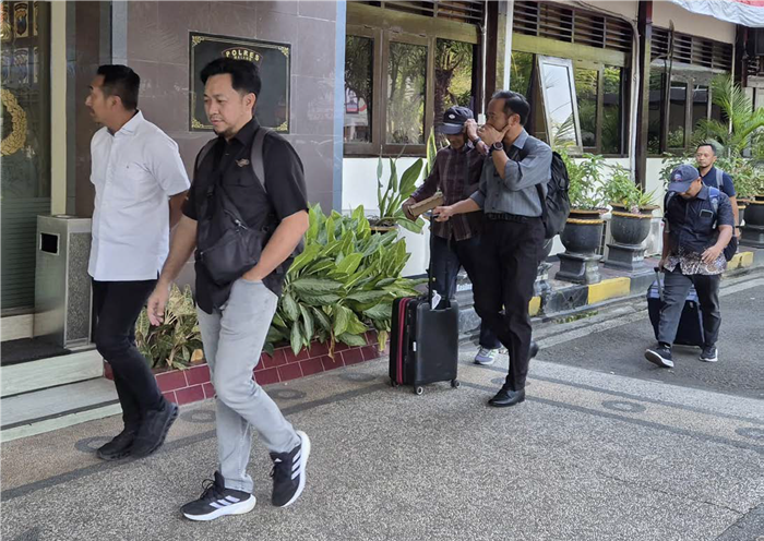 SELESAI PEMERIKSAAN: Penyidik KPK meninggalkan Mapolres Malang setelah memeriksa perwakilan pokmas dan kades sebagai saksi.