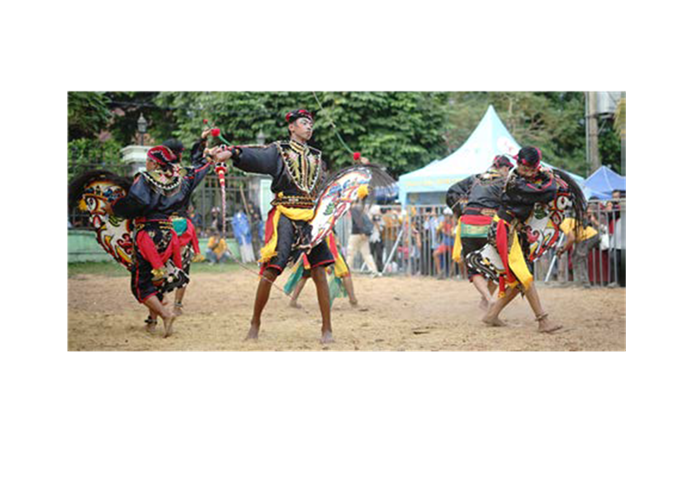 WADAH BARU: Tari Jaranan turut ditampilkan dalam Malang Art Carnival di halaman Museum Brawijaya, kemarin (17/7).