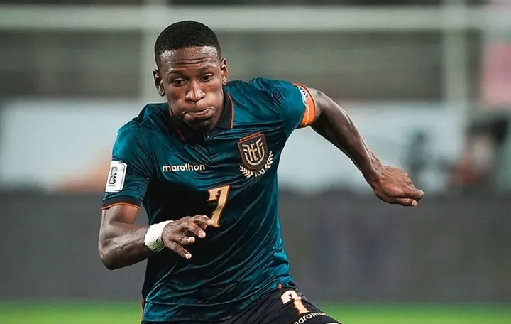 TANGGUH: Pervis Estupinan yang diperebutkan Manchester United dan AC Milan.