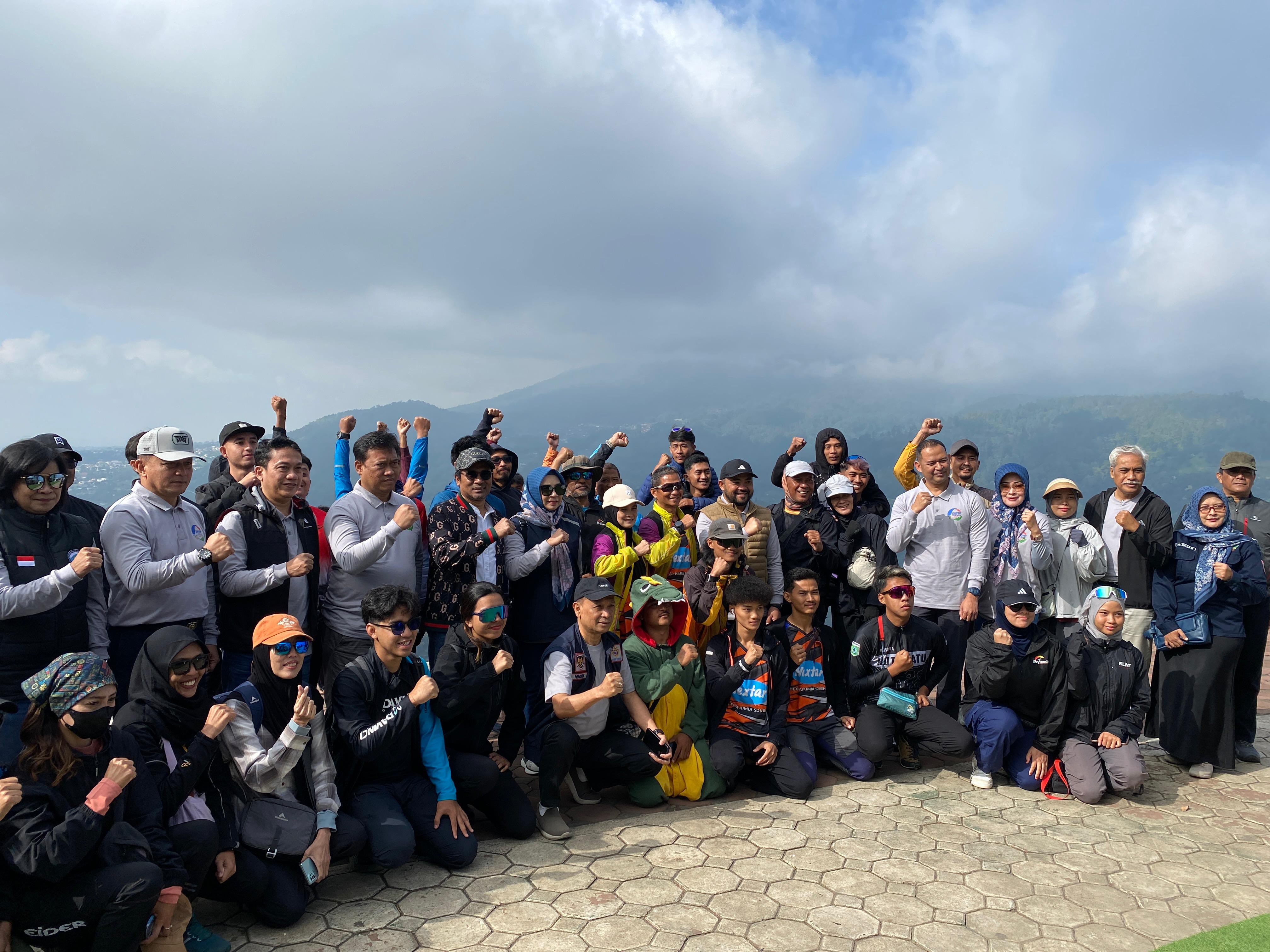 ANTUSIAS: Para atlet foto bersama dengan sejumlah pejabat dari Kota Batu sebelum bertanding.