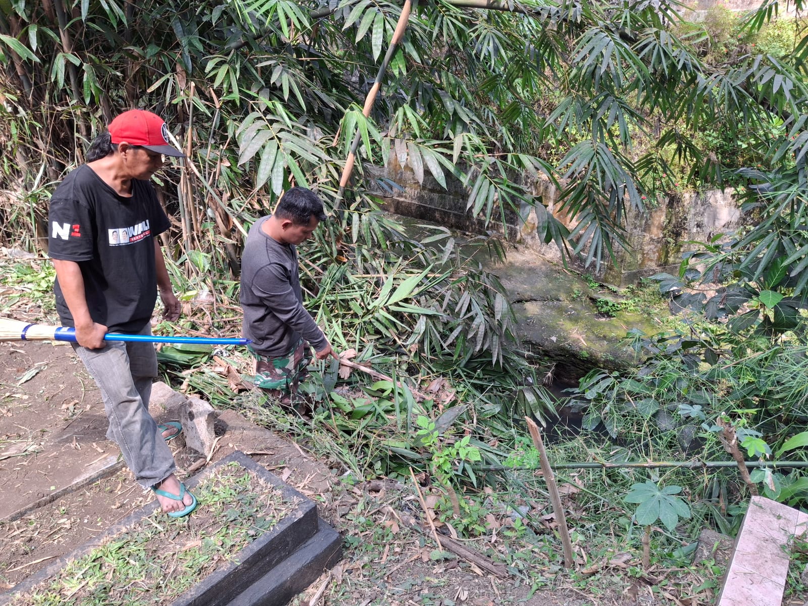 DIKELUHKAN WARGA: Kawasan tepi sungai di Jalan Lahor, Kelurahan Bunulrejo, Kecamatan Blimbing sudah longsor sejak beberapa waktu lalu.