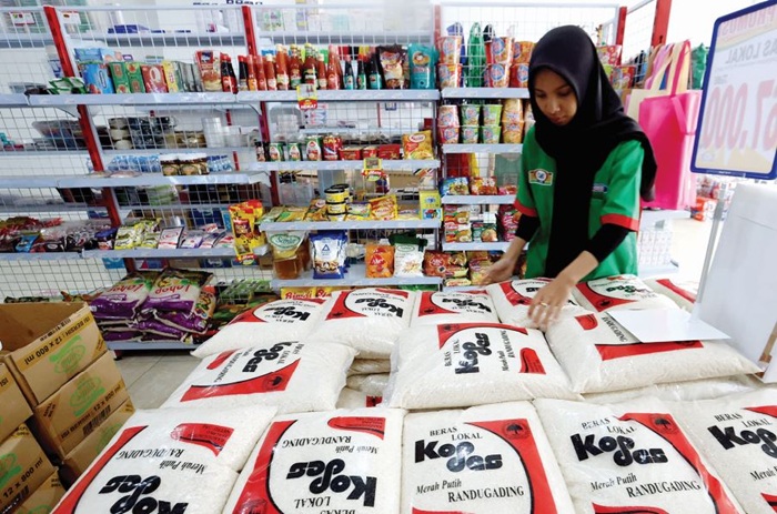 UNIT USAHA: Seorang pegawai Toserba Omi Mart menata komoditas untuk dijual ke konsumen kemarin (17/7). Minimarket tersebut berada di bawah naungan Kopdes Merah Putih Randugading.