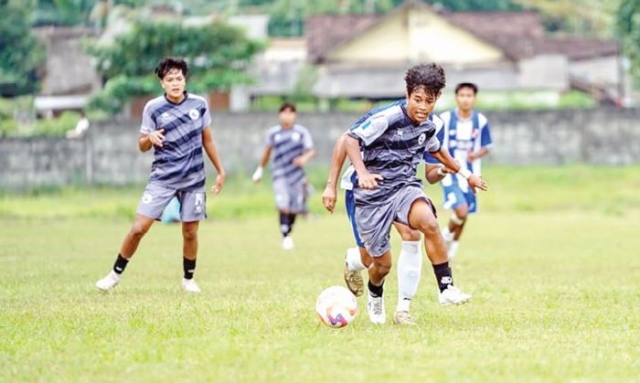 HARUS BERBENAH: Pemain Arema FC U-17 berusaha menerobos pertahanan PSBI U-17 dalam laga Piala Soeratin di Stadion Gelora Penataran Blitar pada Selasa lalu (15/7).