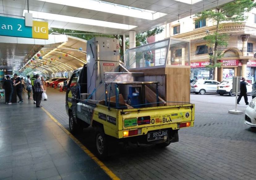 Mahasiswa mengangkat kardus berisi barang pribadi saat pindah dari kos lamanya di kawasan Soekarno Hatta, Malang. Pindah kos jadi rutinitas tahunan bagi sebagian perantau.