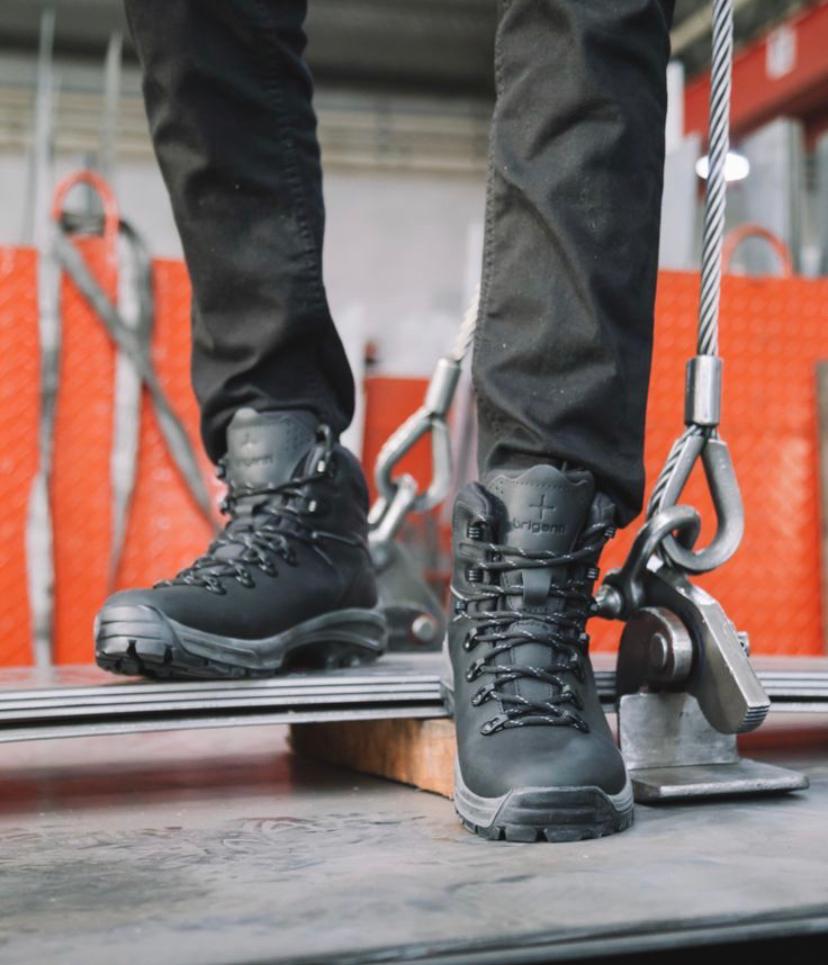 Mahasiswa mengecek kualitas sepatu safety sebelum membeli. Toko-toko ini dikenal menyediakan produk berkualitas dengan harga ramah kantong.