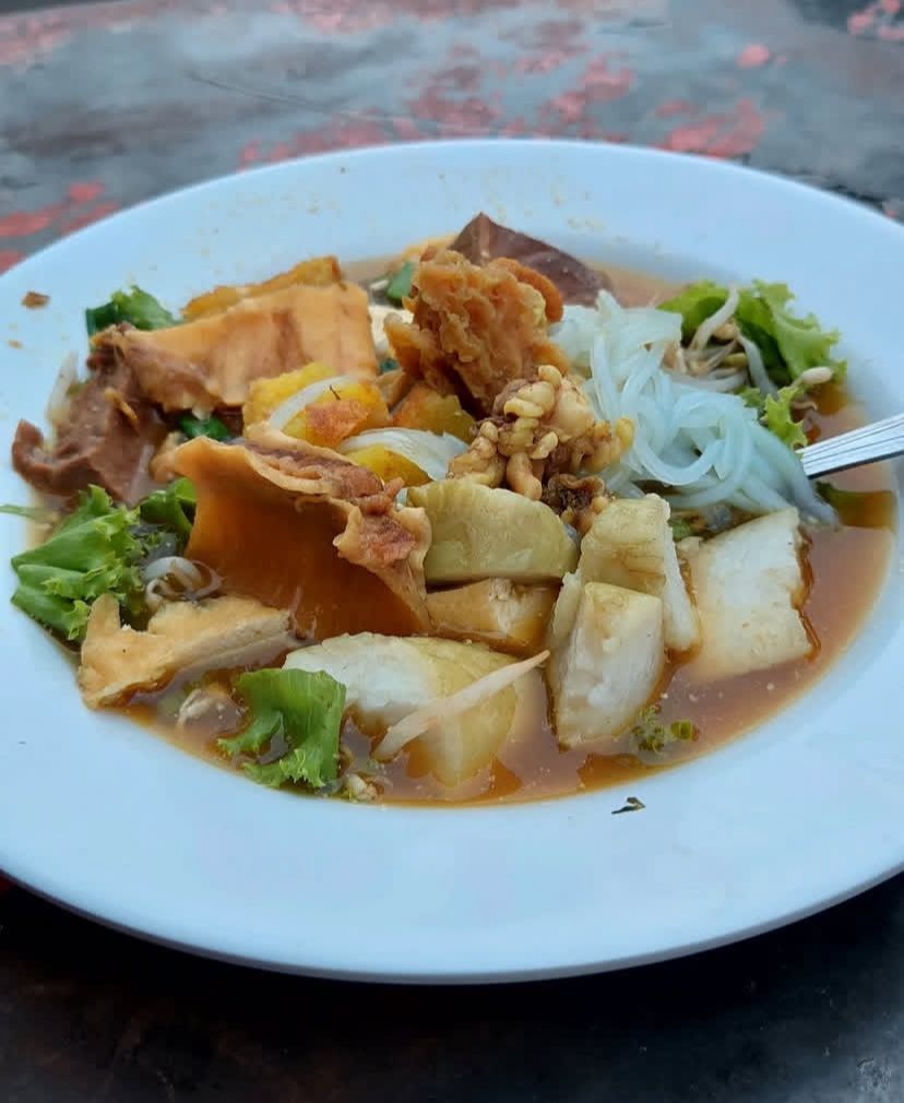 NIKMAT: Menyantap tahu campur yang nikmat di malam hari.