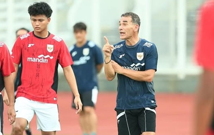 JURU TAKTIK: Gerald Vanenburg saat memberi instruksi. Dia berhasil membuat permainan Timnas U23 makin rapi dan percaya diri.