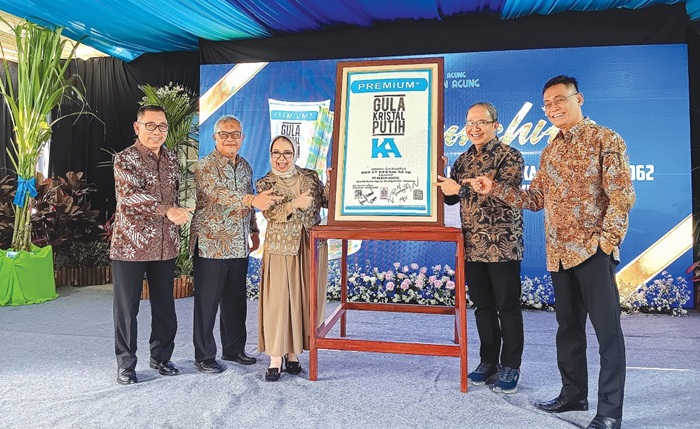BIBIT UNGGUL: Pimpinan PG Kebonagung di sela peluncuran dua varietas tebu unggulan di Desa Sempalwadak, Bululawang kemarin.