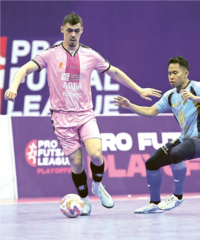 HARUS EVALUASI: Pivot Unggul FC Malang Wellington Pereira (kiri) berusaha melewati pemain Bintang Timur Surabaya dalam laga Final Four di GOR Amongrogo Jogjakarta kemarin.