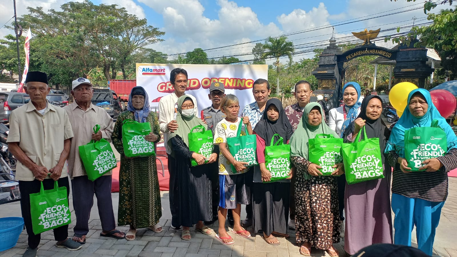 PEDULI: alfamart menyerahkan bantuan sembako kepada warga kurang mampu.