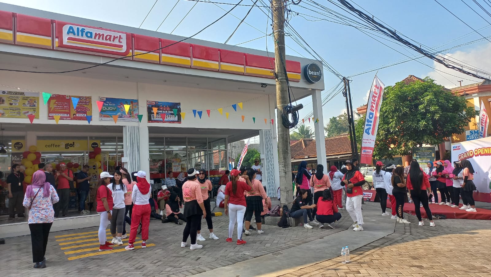 SEMARAK: Pembukaan gerai Alfamart disambut antusias ibu-ibu di seputar Sengguruh.
