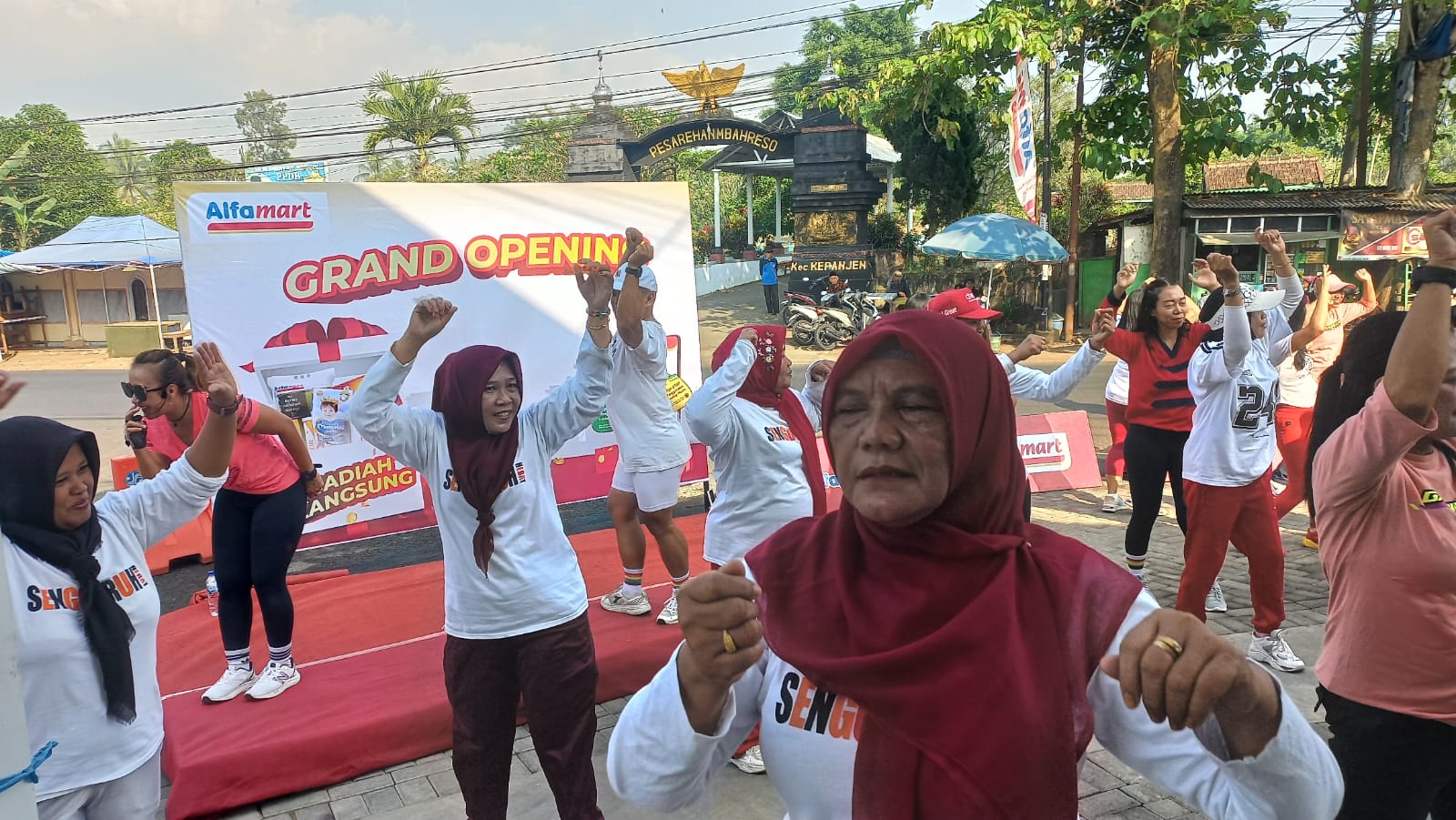 SENAM ZUMBA: Ibu-ibu penuh semangat mengikuti senam zumba diiringi musik jeduk-jeduk.