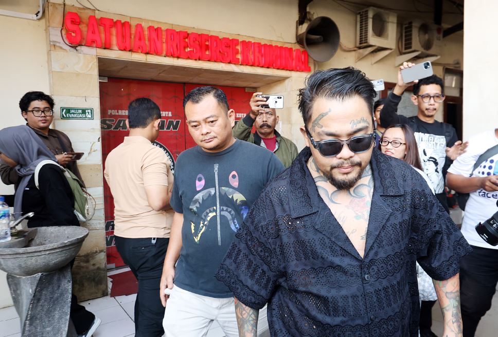 KLARIFIKSASI: Amrizal Nuril Abdi atau King Abdi mendatangi Polresta Malang Kota, kemarin (18/7), untuk memberikan keterangan tentang konten promosi toko minuman beralkohol yang pernah dia unggah di me