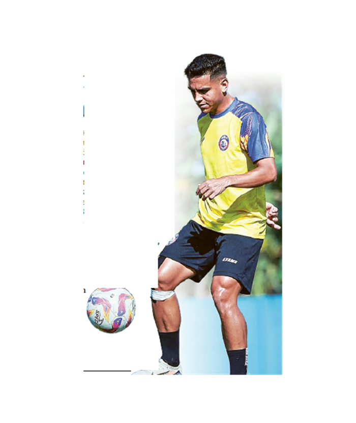 TIDAK TERBEBANI: Valdeci Moreira (kanan) melakukan passing ke Dwiki Mardiyanto dalam sesi pemanasan sebelum latihan di ARG Soccer Field Lawang pada Rabu lalu (16/7).