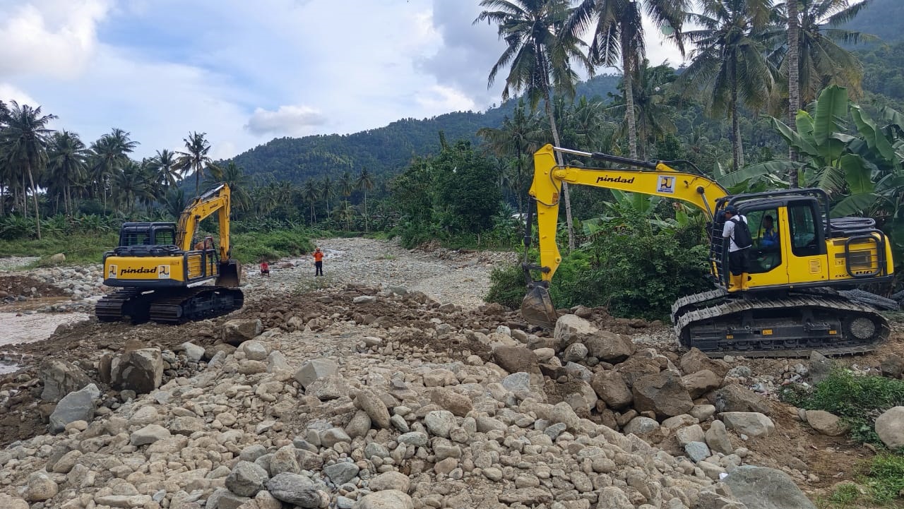 TAMBAH UNIT: Dua unit alat berat melakukan pengerukan di sungai sat, Desa Purwodadi, Kecamatan Tirtoyudo kemarin.