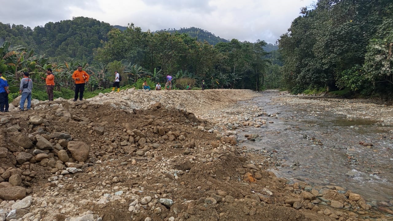 ANTISIPASI BANJIR: Personel dari Balai Besar Wilayah Sungai (BBWS) Brantas dan BPBD Kabupaten Malang memantau arus aliran sungai setelah dilakukan pengerukan material menggunakan alat berat kemarin.