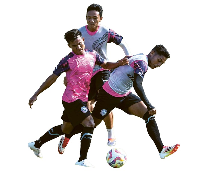 MATANGKAN PERSIAPAN: Salim Tuharea (tengah) berusaha lepas dari pressing Bayu Setiawan dalam sesi internal game di Lapangan Wonoayu Wajak pada Kamis lalu (17/7).