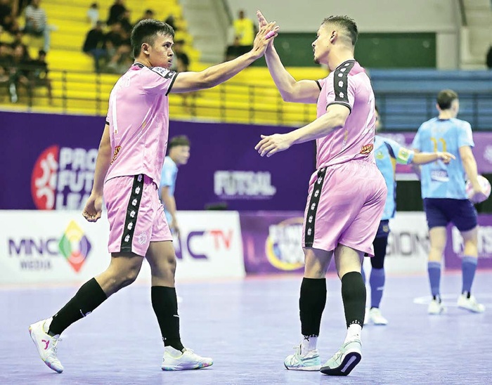 TETAP SEMANGAT: Anton Cahyo dan Wellington Pereira merayakan gol ke gawang Bintang timur Surabaya dalam laga Final Four leg pertama pada Jumat lalu (18/7).