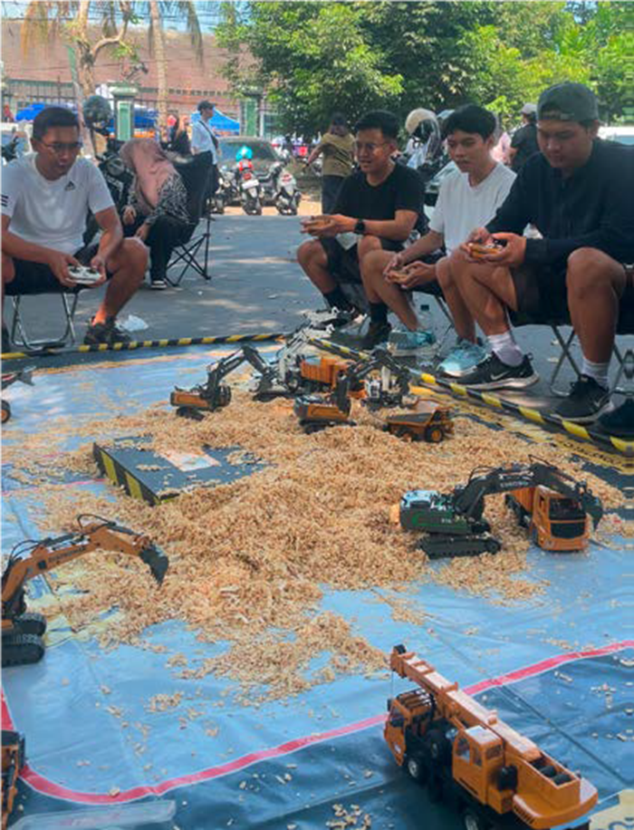 LINTAS UMUR: Sejumlah pengunjung CFD memainkan RC alat-alat berat, 29 Juni lalu.