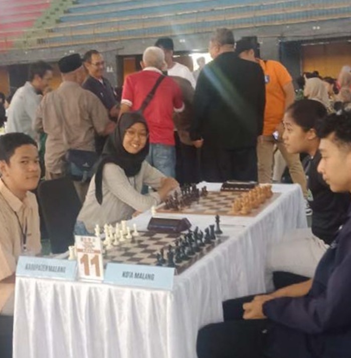 BERTEKAD BANGKIT: Atlet Catur Kabupaten Malang nomor beregu campuran (kiri) bertanding menghadapi kontingen Kota Malang di Kejurprov Jatim beberapa waktu lalu.