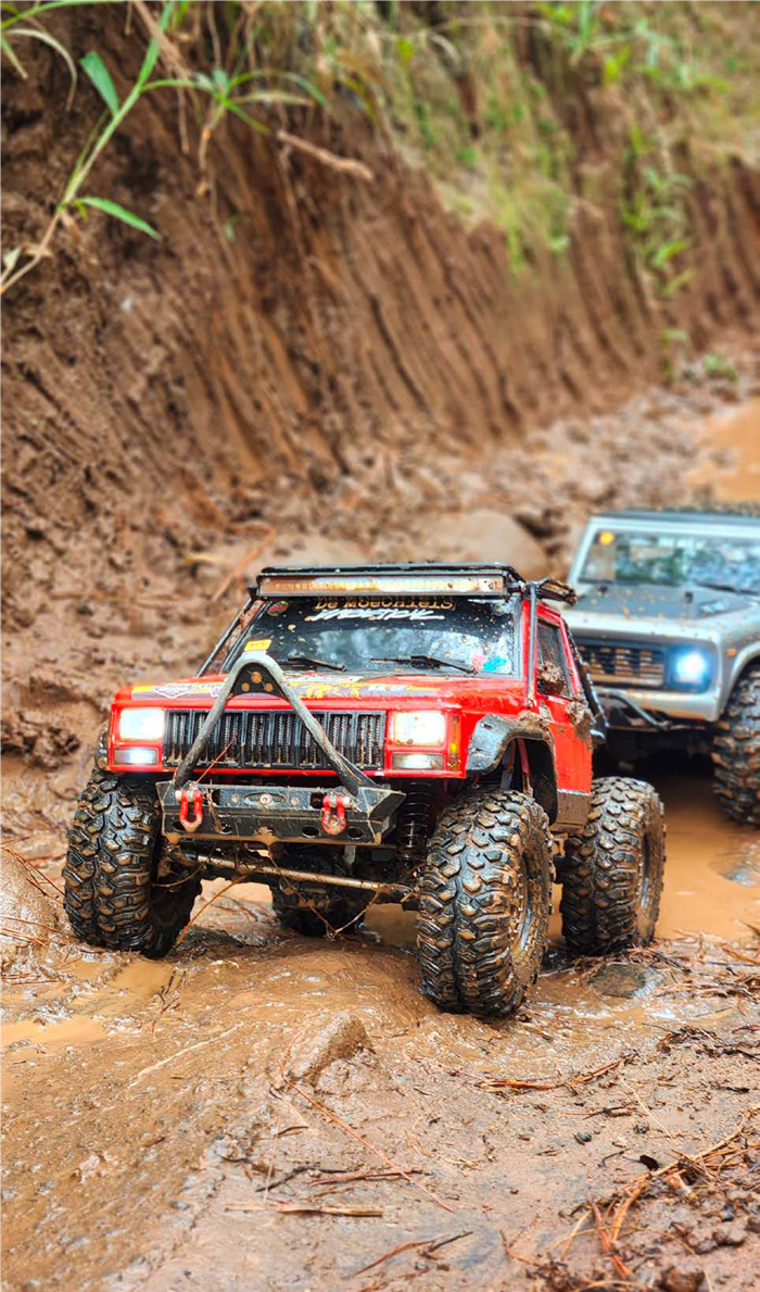 UJI LINTASAN: Mobil RC milik Farid Zulkarnaen menjajal lintasan berlumpur di Coban Talun, Kota Batu, Juni lalu.