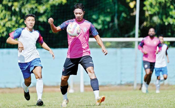 MAKSIMALKAN PERSIAPAN: Dendi Santoso (kanan) berusaha mengontrol bola dalam sesi latihan bersama melawan RANS Nusantara di ARG Soccer Field Lawang, kemarin.