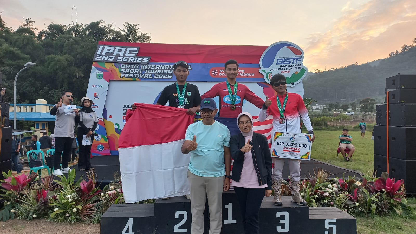 JUARA: Wali Kota Batu Nurochman bersama istri setelah menyerahkan medali kepada para pemenang untuk kategori overall.