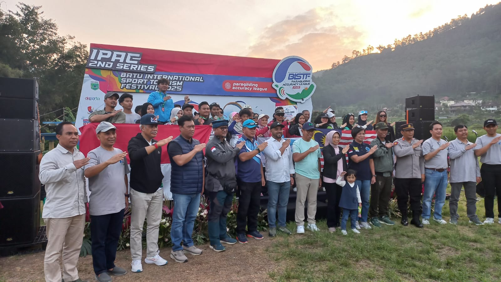 SAYONARA: Panitia dan para pejabat Pemkot Batu beserta para atlet foto bersama dalam acara penutupan BISTF 2025.