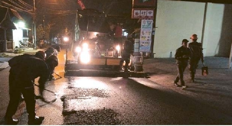 INFRASTRUKTUR: Alat berat diterjunkan untuk mengaspal ruas jalan yang rusak kemarin. Pemeliharaan jalan rutin dilakukan DPUBM Kabupaten Malang.