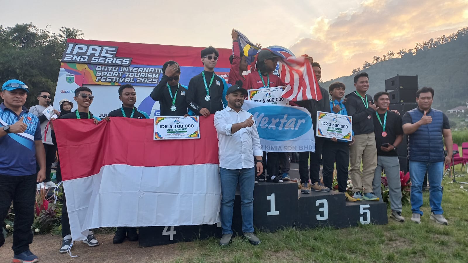 BATU SAE: Wakil Wali Kota Batu Heli Suyanto foto bersama dengan para atlet untuk kategori tim.