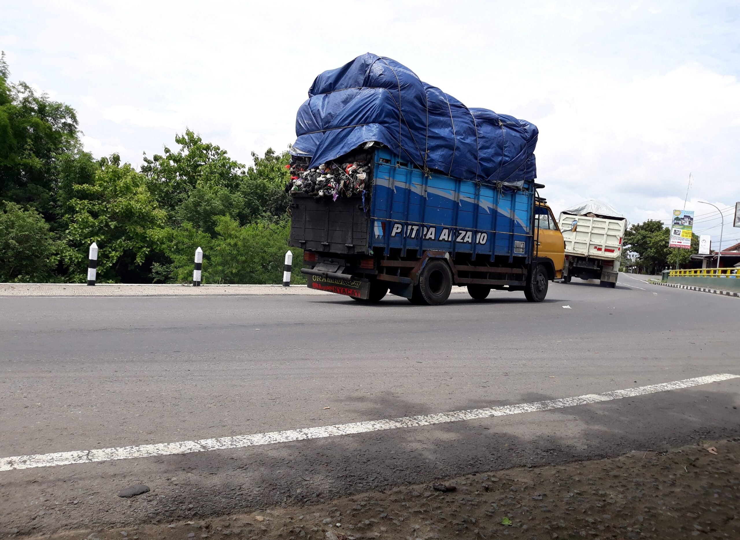 PERLU DITERTIBKAN: Deretan truk bermuatan tebu parkir di tepi Jalan Raya Adi Mulya, Desa Kendalpayak, Kecamatan Pakisaji.