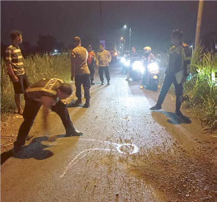 AREA PERSAWAHAN: Tiga remaja berboncengan tanpa mengenakan helm kecelakaan di jalan tuang persawahan Desa Tulangan hingga salah satunya meninggal pada Sabtu (19/7).