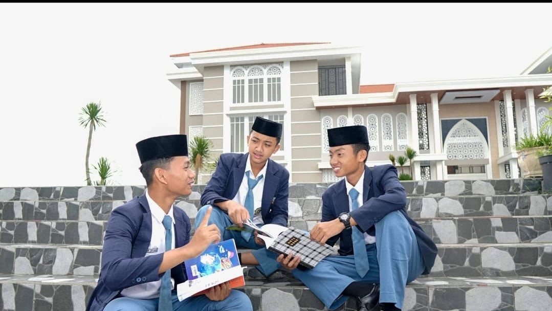 UNGGULAN: Para santri SMA Ar-Rohmah Putra Islamic Boarding School belajar