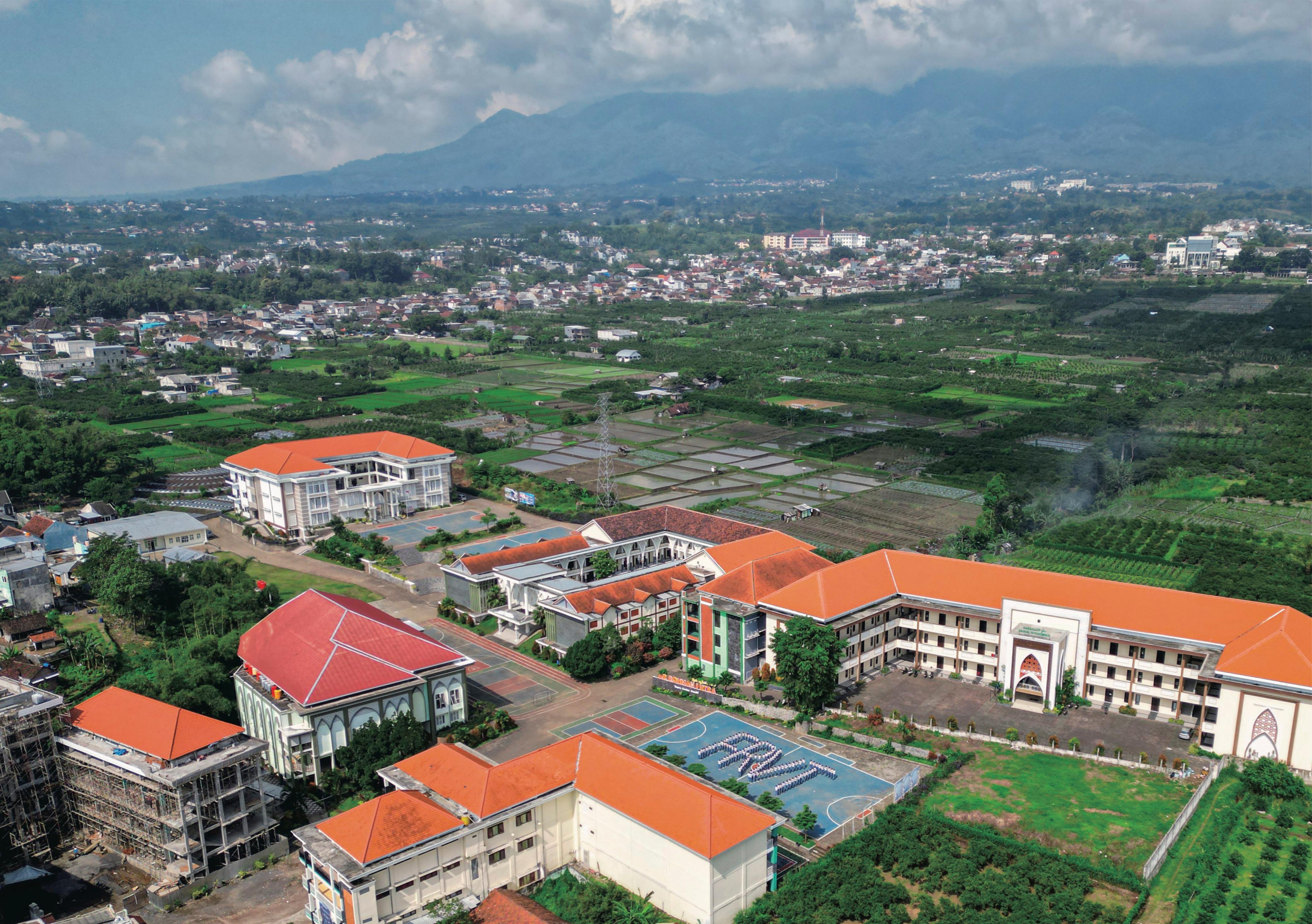 MEGAH DAN INDAH: Kompleks gedung SMA Ar-Rohmah PutraIBS Malang sangat megah dengan pemandangan yang indah.