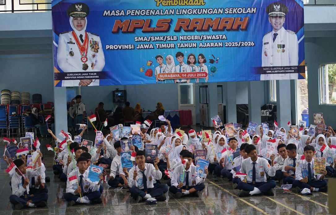 DIISI KEGIATAN POSITIF: Siswa-siswi berkumpul di aula SMAN 1 Tumpang untuk melaksanakan Masa Pengenalan Lingkungan Sekolah (MPLS) 2025/2026.