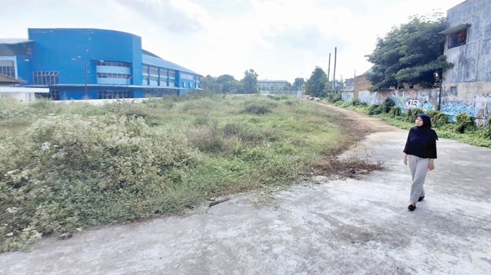 KURANG TERAWAT: Kondisi lintasan sepatu roda di GOR Ken Arok yang bakal direhab oleh pemkot tahun depan.