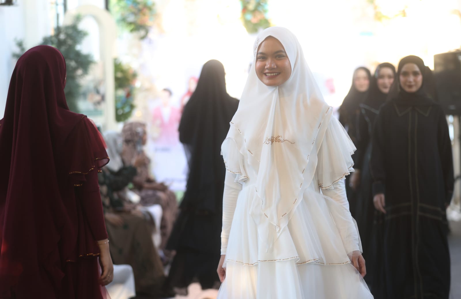 FASHION: Para model berjalan di catwalk sembari memperagakan busana koleksi Laila Ghani dan sister brand di Desa Kuwolu, Kecamatan Bululawang kemarin (20/7).