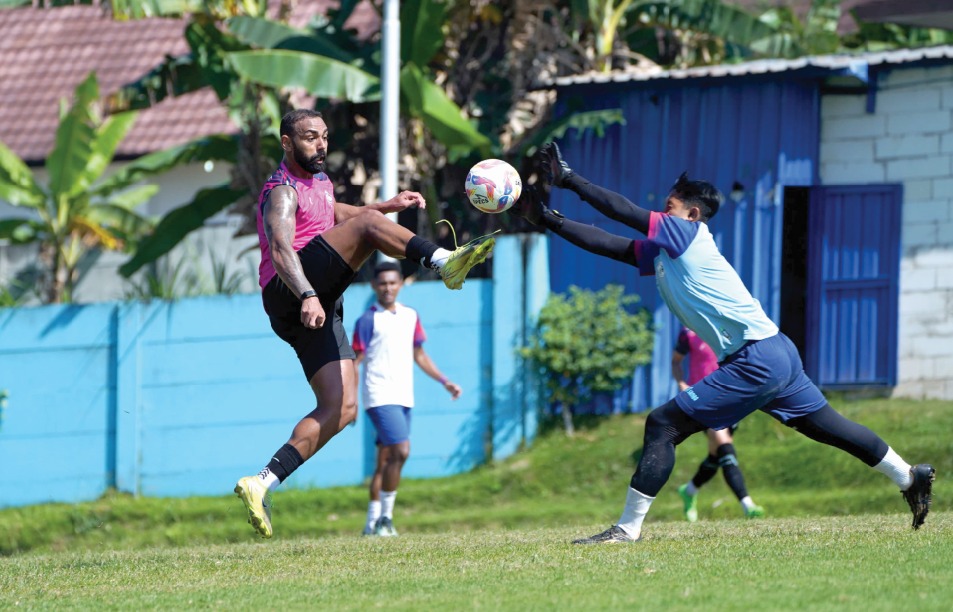 MODAL BAGUS: Dalberto Luan Belo (kiri) berusaha menjangkau bola dalam laga uji coba melawan RANS Nusantara di ARG Soccer Field, Lawang, pada Sabtu lalu (19/7).