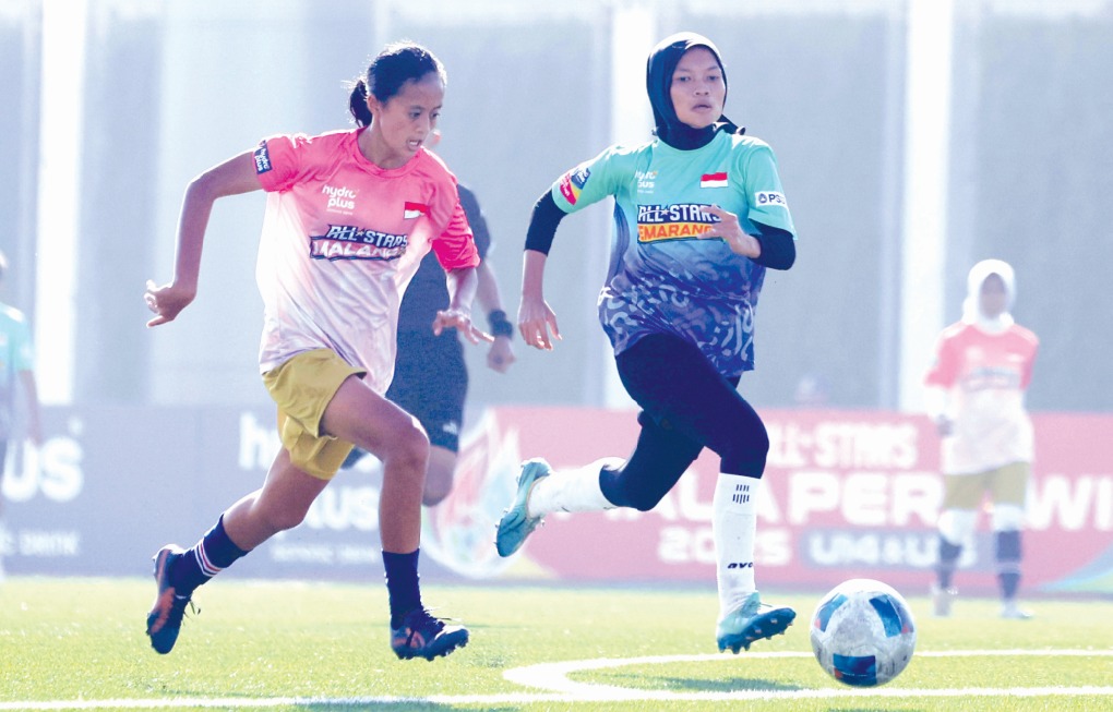 JAGA TRADISI: Oktavia Savara (kiri) menggiring bola dalam laga Piala Pertiwi 2025 menghadapi tim All-Stars Semarang di Super Soccer Arena, Kudus, pada 9 Juli lalu.
