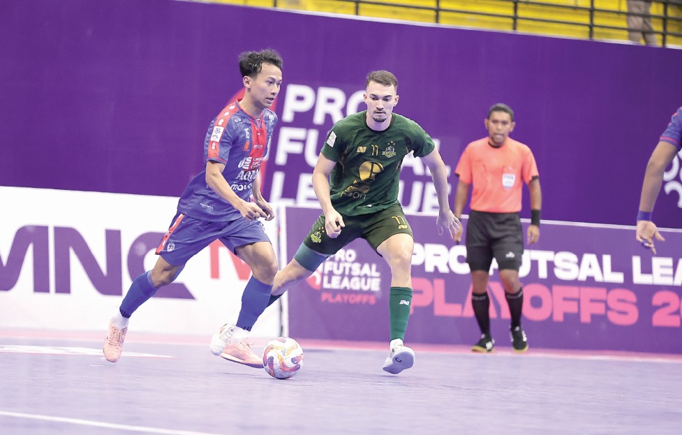 TERSANDUNG: Guntur Sulistyo (kiri) berusaha lepas dari penjagaan pemain Bintang Timur Surabaya dalam laga Final Four di GOR Among Rogo Jogjakarta kemarin.