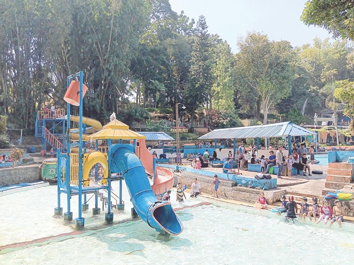 WISATA AIR: Wisatawan menikmati kesejukan air di kolam pemandian Kendedes, Desa Candirenggo, Kecamatan Singosari kemarin.