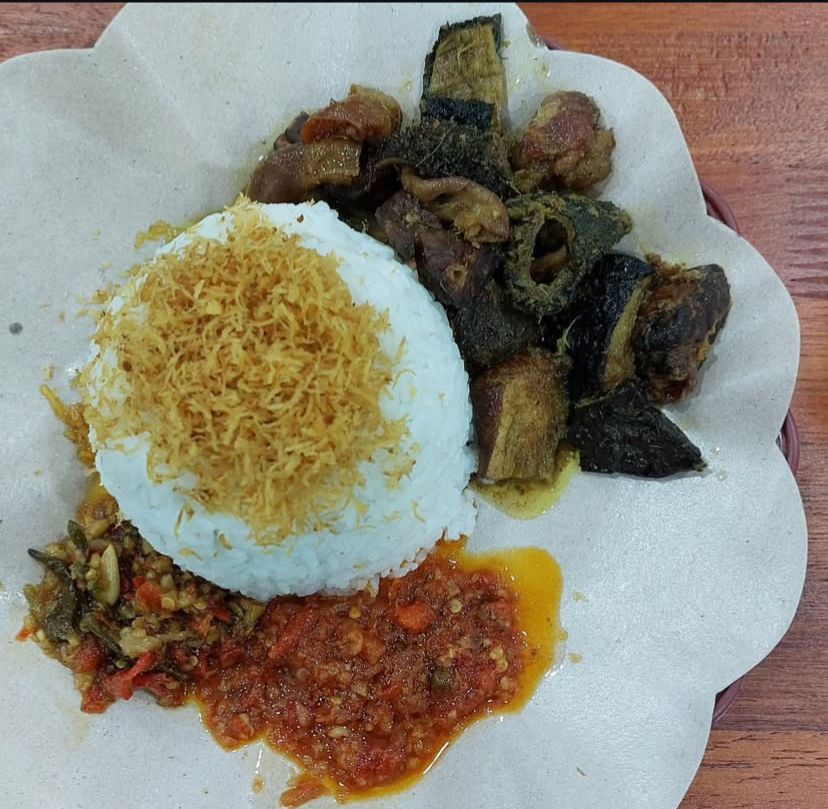 GURIH: Perpaduan nasi dengan serundeng dan babat menjadi ciri khas sego meduro.