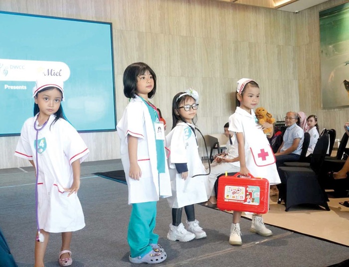 MEMAHAMI PERAN: Sebanyak 34 anak melakukan fashion show menjadi dokter di Ciputra Hospital Surabaya kemarin.
