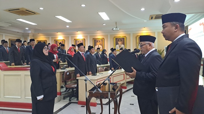 PENGUKUHAN: Bupati Malang H M. Sanusi melantik dr Nur Rochmah MMRS menjadi direktur RSUD Kanjuruhan di ruang anusapati kantor bupati, Jalan Merdeka Timur, Kota Malang kemarin (21/7).