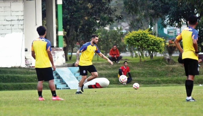 HARUS TAJAM: Ian Puleio (tengah) menjalani sesi latihan perdana dengan Arema FC di ARG Soccer Field, Lawang, kemarin.