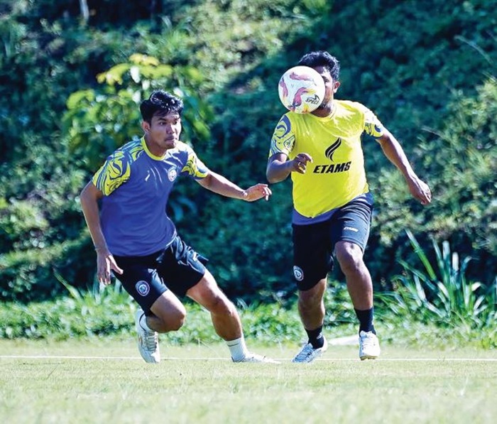 HARUS MULTIPOSISI: Anwar Rifai (kanan) mengawal ketat Rifad Marasabessy dalam internal game Arema FC pekan lalu.