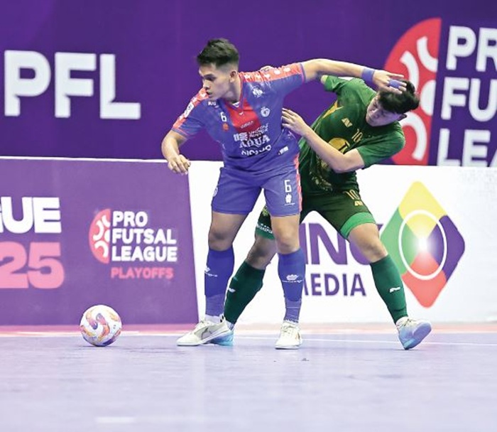 KESEMPATAN LANGKA: Andres Dwi Persada (kiri) berusaha menjangkau bola dalam laga melawan Bintang Timur Surabaya di Final Four pada Minggu lalu (20/7).